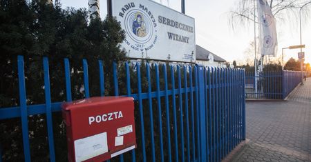 Toruń. Mężczyzna podpalił własne auto przed Radiem Maryja