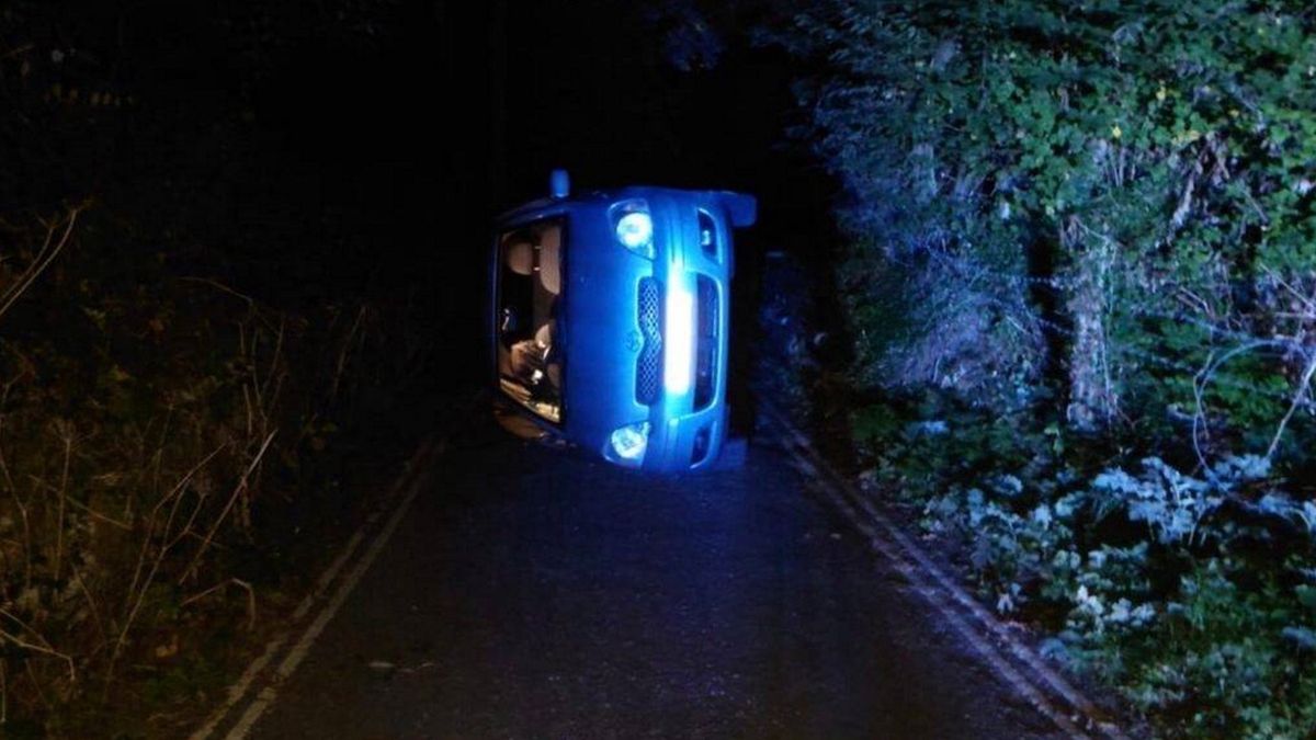 Samochód stoczył się ze wzgórza i wylądował na prawym boku. 