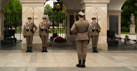 Grób Nieznanego Żołnierza w Warszawie. Jaka jest historia słynnego pomnika?