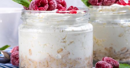 Dodaj do owsianki zamiast mleka. Będziesz syty, a kilogramy zaczną lecieć w dół