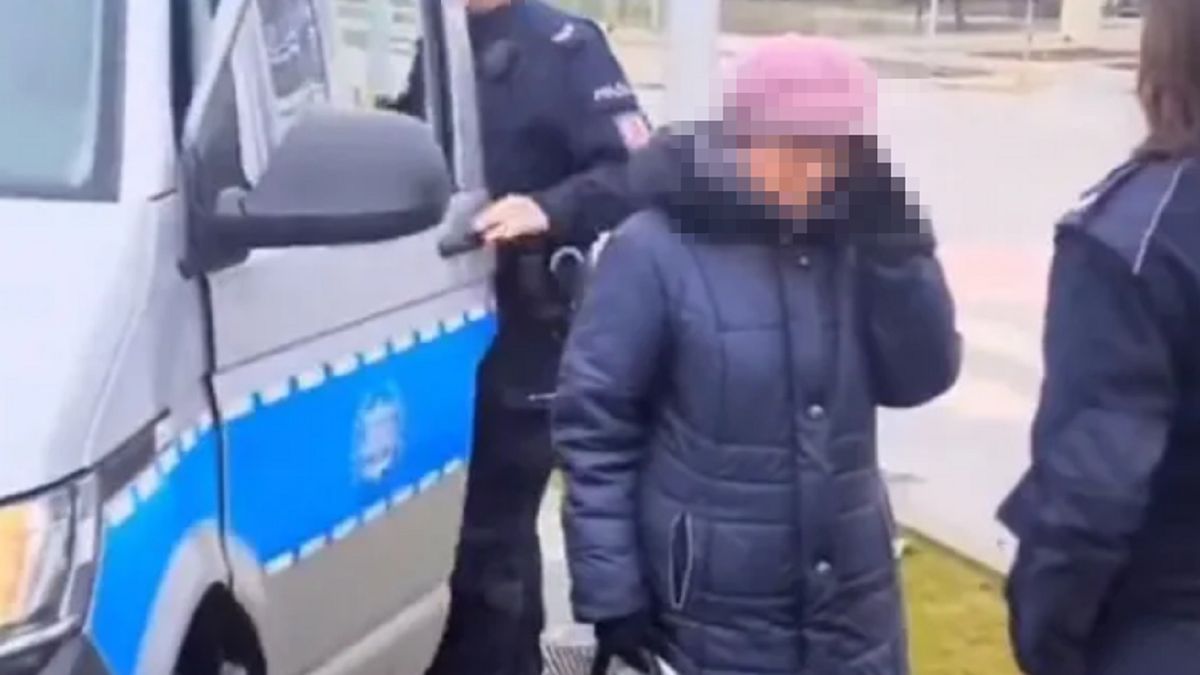 Policja z Kielc złapała na gorącym uczynku seniorkę, gdy ta akurat przechodziła przez pasy na czerwonym świetle. - To pół mojej emerytury na jedzenie - skomentowała starsza pani. Film z interwencji kieleckich funkcjonariuszy oburzył wielu internautów.
Oburzenie po "akcji" policji. Ukarali seniorkę. "Pół mojej emerytury"
Seniorka zatrzymana za przejście na czerwonym świetle 