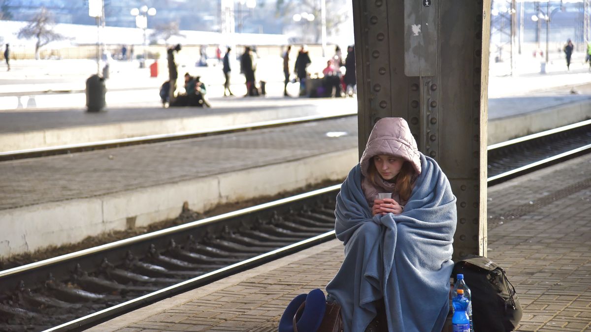 Lwów, Ukraina, 28.02.2022. Ukraińscy uchodźcy oczekują na transport na dworcu Lwów Główny, 28 bm. Trwa rosyjska inwazja na Ukrainę.  (kf) PAP/Vitaliy Hrabar