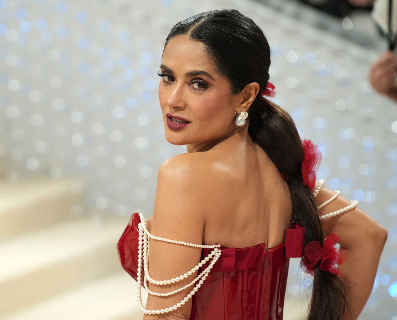 Salma Hayek pluska się w różowym kostiumie. Chwali się doskonałą formą