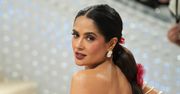 Salma Hayek pluska się w różowym kostiumie. Chwali się doskonałą formą