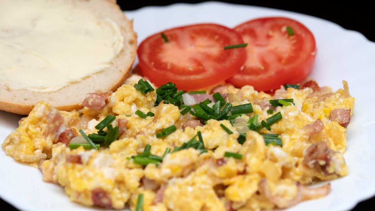 Jajecznica z boczkiem i szczypiorkiem