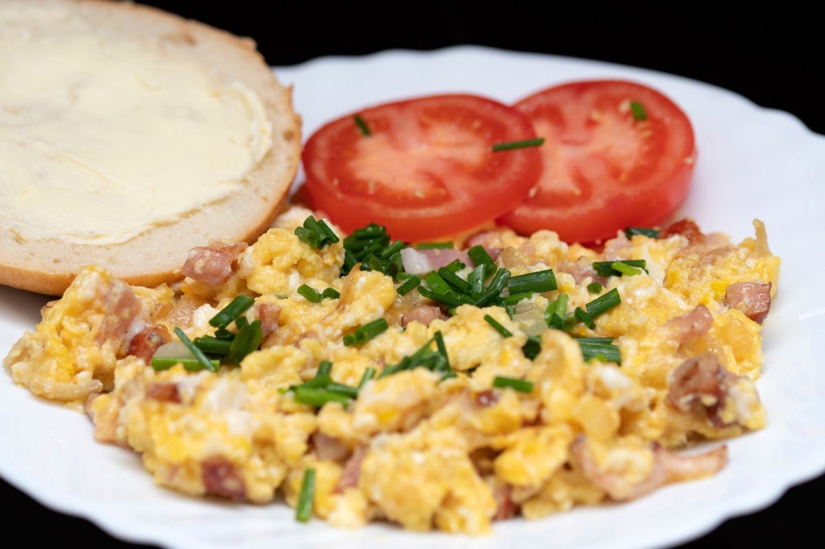 Scrambled eggs with bacon and chives