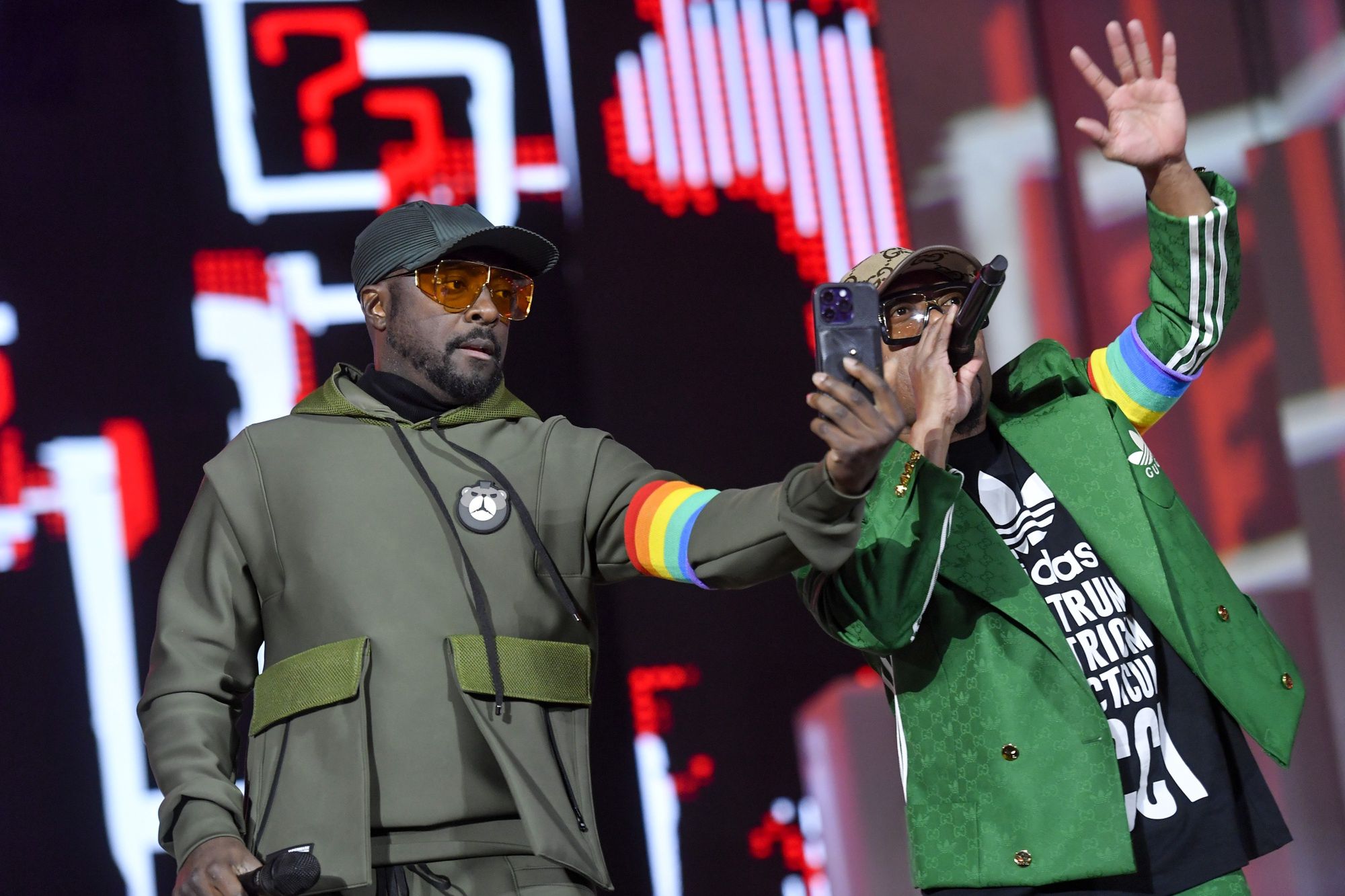 Black Eyed Peas z tęczowymi opaskami na Sylwestrze Marzeń TVP. Internet zapłonął