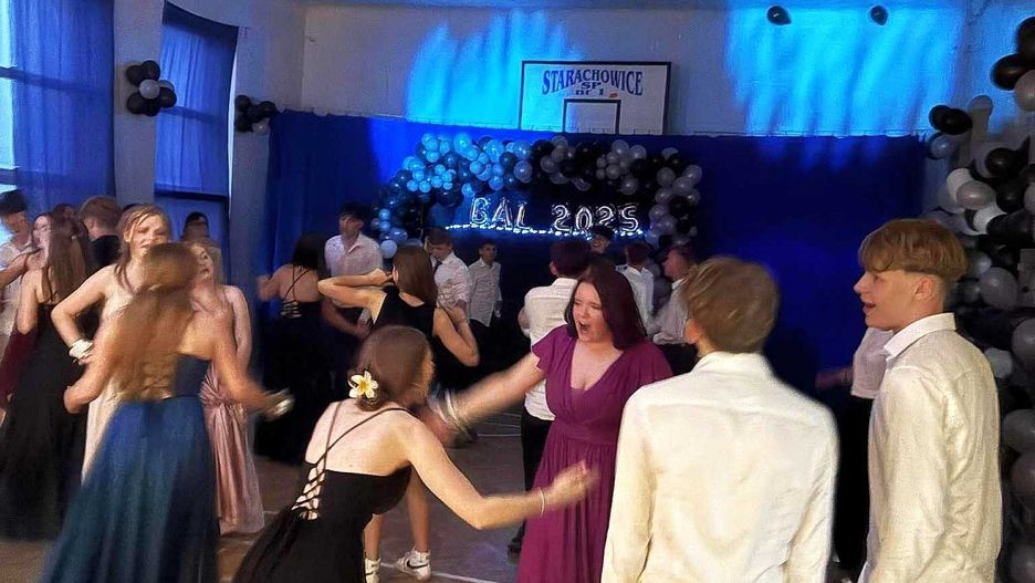 Bal ośmioklasistów w starachowickiej Szkole Podstawowej numer 1