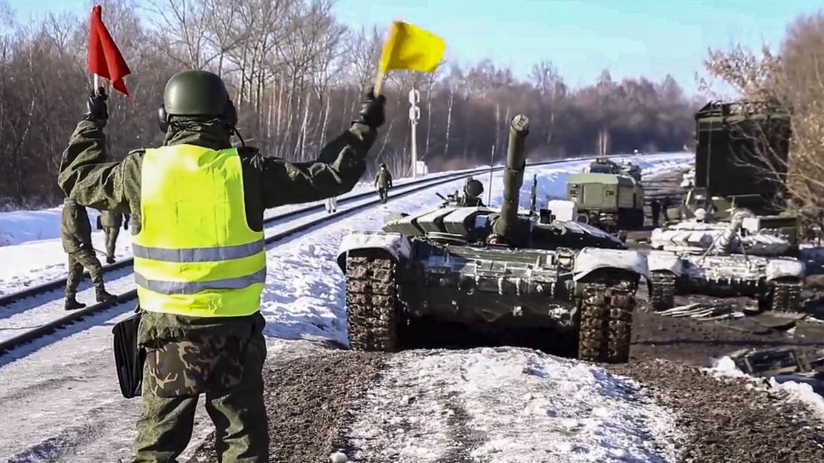 epa09762710 A handout still image taken from handout video made available by the Russian Defence Ministry press service shows Russian tanks load on the railway freight carriages in Voronezh region,  Russia, 16 February 2022. Units of the Western and Southern military districts on February 15 began returning from exercises to their bases by rail and road, the Russian Defense Ministry said.  EPA/RUSSIAN DEFENCE MINISTRY PRESS SERVICE/HANDOUT HANDOUT  HANDOUT EDITORIAL USE ONLY/NO SALES Dostawca: PAP/EPA.