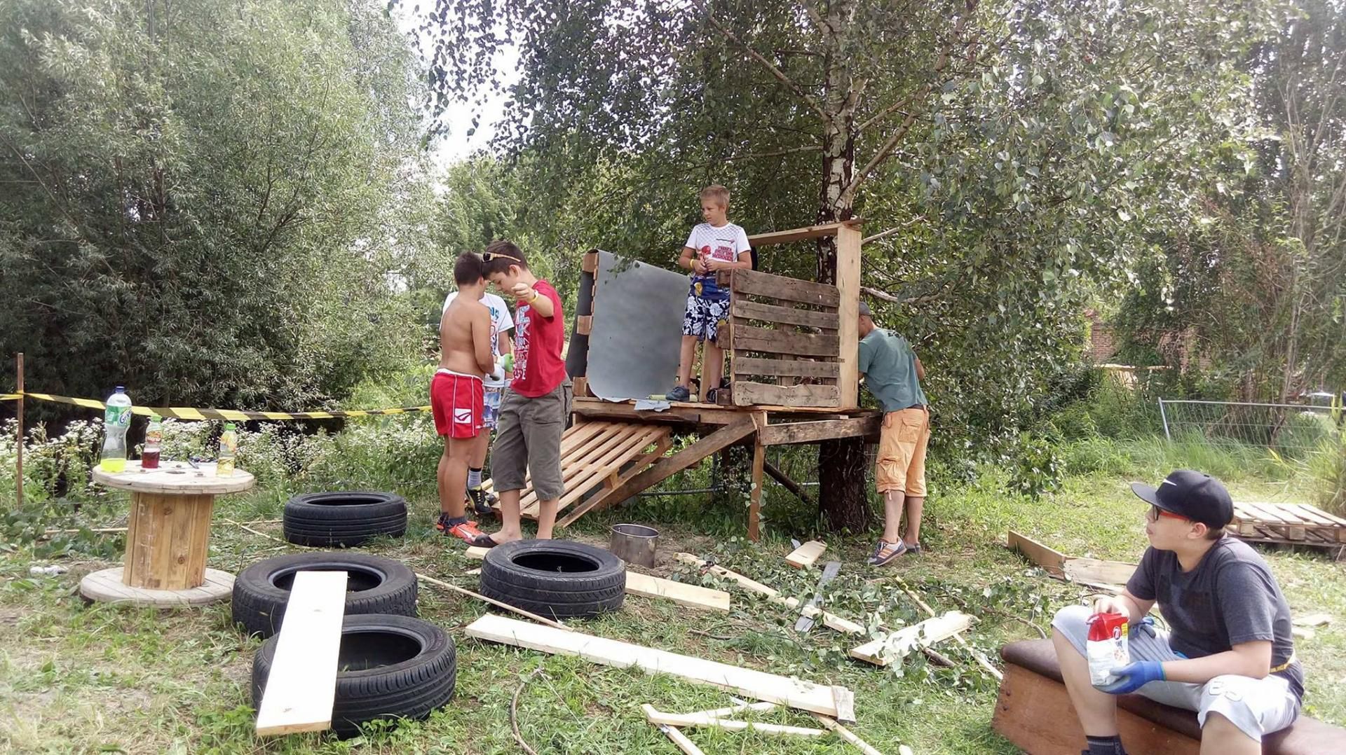 Co można zbudować z desek i opon? To wie tylko dziecięca wyobraźnia
