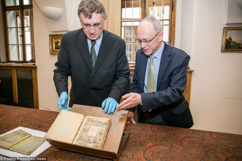 Z prawej prof. Marian Wolski, podczas przekazania odzyskanego starodruku.