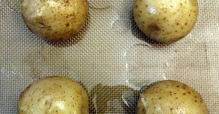 Ziemniaki w mundurkach przygotowane w mikrofalówce z dodatkiem soli