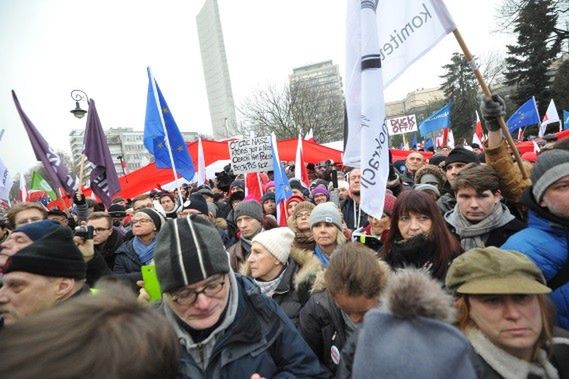 Policja: 3 tys. manifestantów przed Sejmem