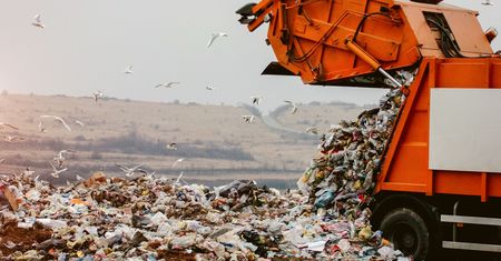 Opłaty za śmieci. Senat za odrzuceniem maksymalnej stawki za odpady według wskazań wodomierza