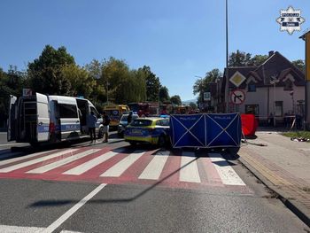 W wypadku zginęła 64-latka, są ranni. Śledczy badają sprawę wypadku