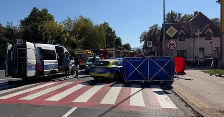 W wypadku zginęła 64-latka, są ranni. Śledczy badają sprawę wypadku