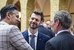 Znany polityk ukradł okulary na lotnisku. Teraz jest na zwolnieniu lekarskim