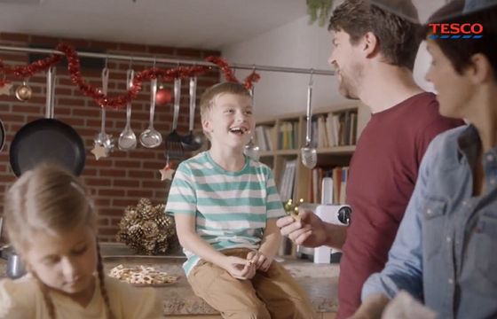 Rodzinne reklamy Tesco bez Roberta Makłowicza mało wyraziste, w cieniu celebryckich kampanii Lidla (opinie)