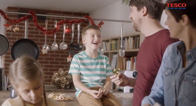 Rodzinne reklamy Tesco bez Roberta Makłowicza mało wyraziste, w cieniu celebryckich kampanii Lidla (opinie)