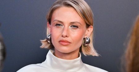 W takim gorsecie przyszła do śniadaniówki. Przyciągała wzrok