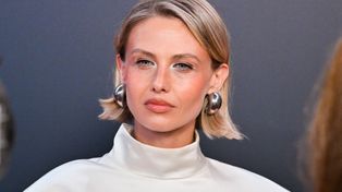 W takim gorsecie przyszła do śniadaniówki. Przyciągała wzrok