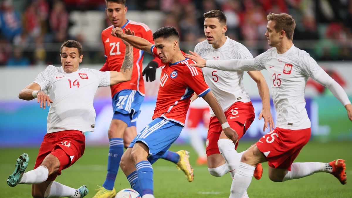 PAP / Leszek Szymański / Na zdjęciu:  Jakub Kiwior (L) i Robert Gumny (P) oraz Marcelino Nunez (C)