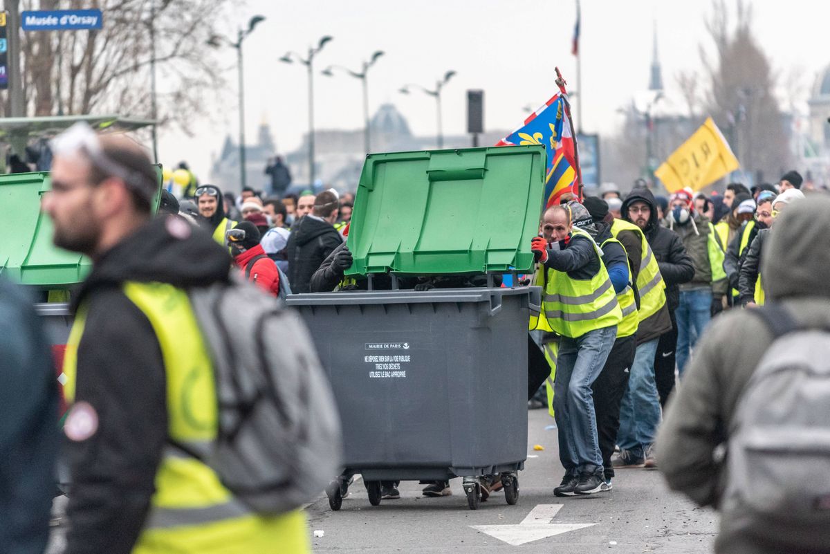 Protesty we Francji. "Żółte kamizelki" starły się z policją