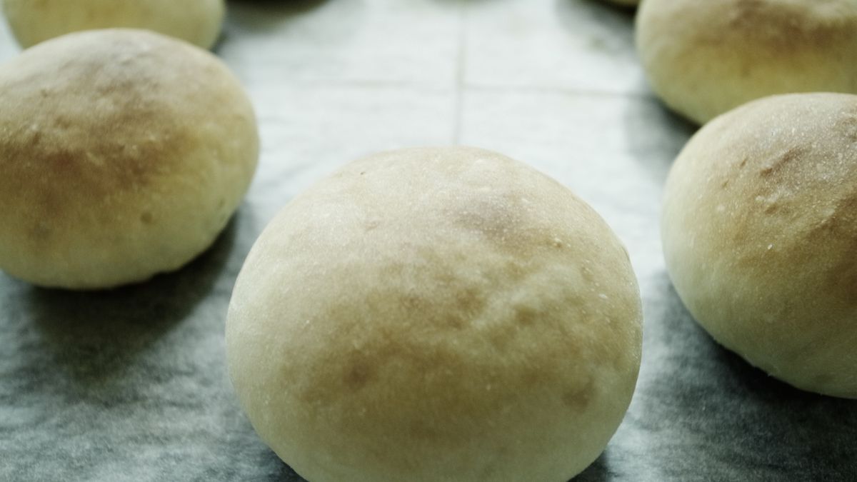 Bułki bezglutenowe z mąki z ryżu brązowego, skrobi z tapioki i mąki z sorgo