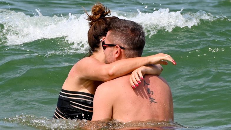 Beata Tadla z mężem baraszkują w Bałtyku