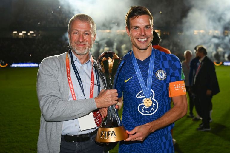 Roman Abramowicz i Cesar Azpilicueta z trofeum za wygranie Klubowych Mistrzostw Świata