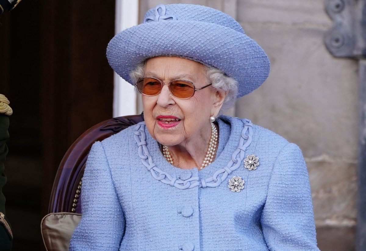 Królowa Elżbieta II powoli oddaje władzę potomkom 