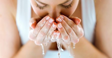 TOP 3 wśród peelingów enzymatycznych. Oczyszczą i nie podrażnią skóry