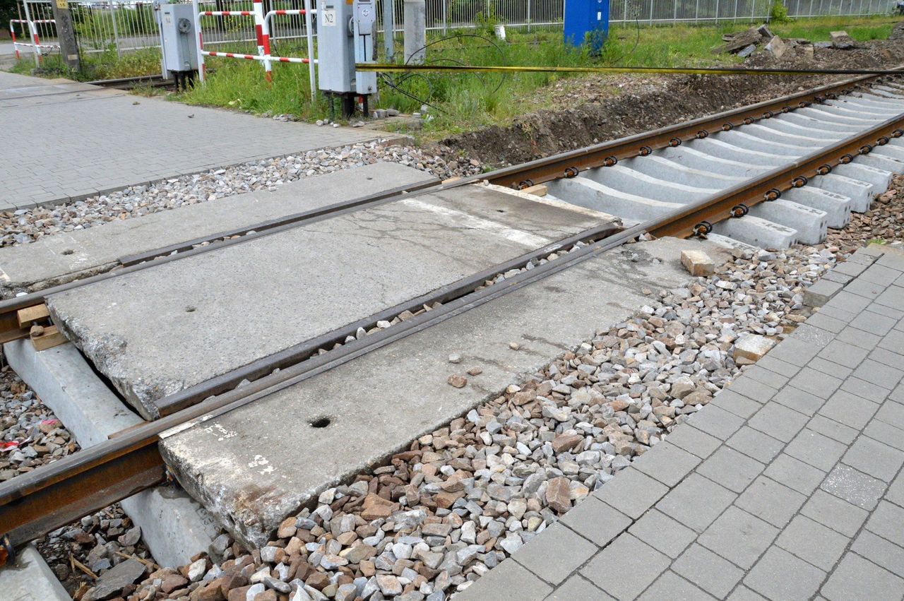 Fatalne przejście na remontowanym torowisku w Stalowej Woli. Utrudnia życie osobom z wózkami dziecięcymi i niepełnosprawnym