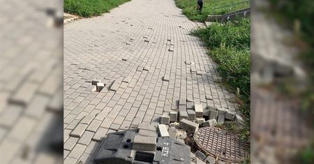 Niebezpieczny chodnik z ubytkami. W nocy nie trudno tu o potknięcie