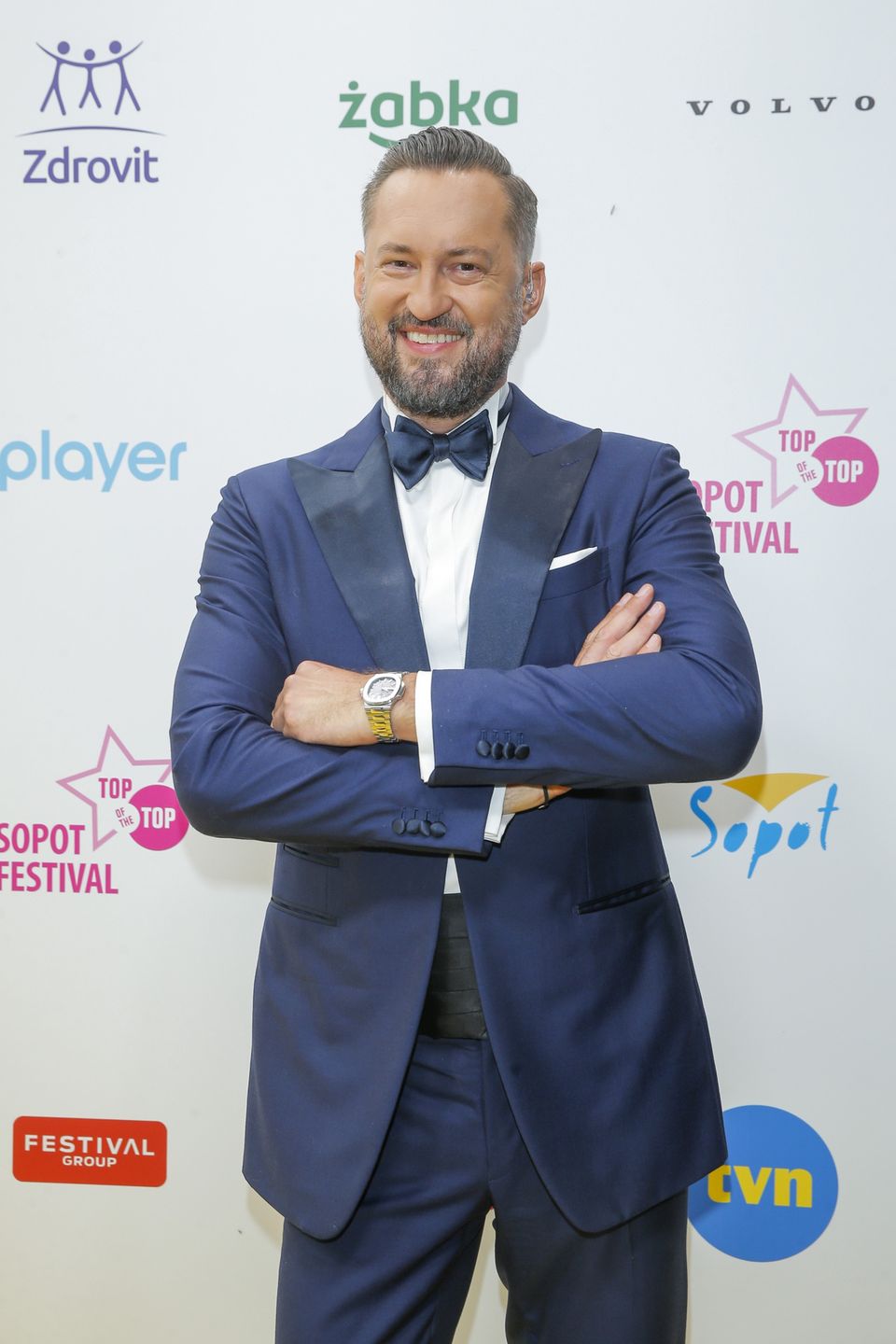 scena z: Marcin Prokop, SK:, , fot. Podlewski/AKPAmuszka kolorowa, Top of the Top Sopot Festival 2022 - #Zawsze razem, broda, zegarek srebrny, Marcin Prokop