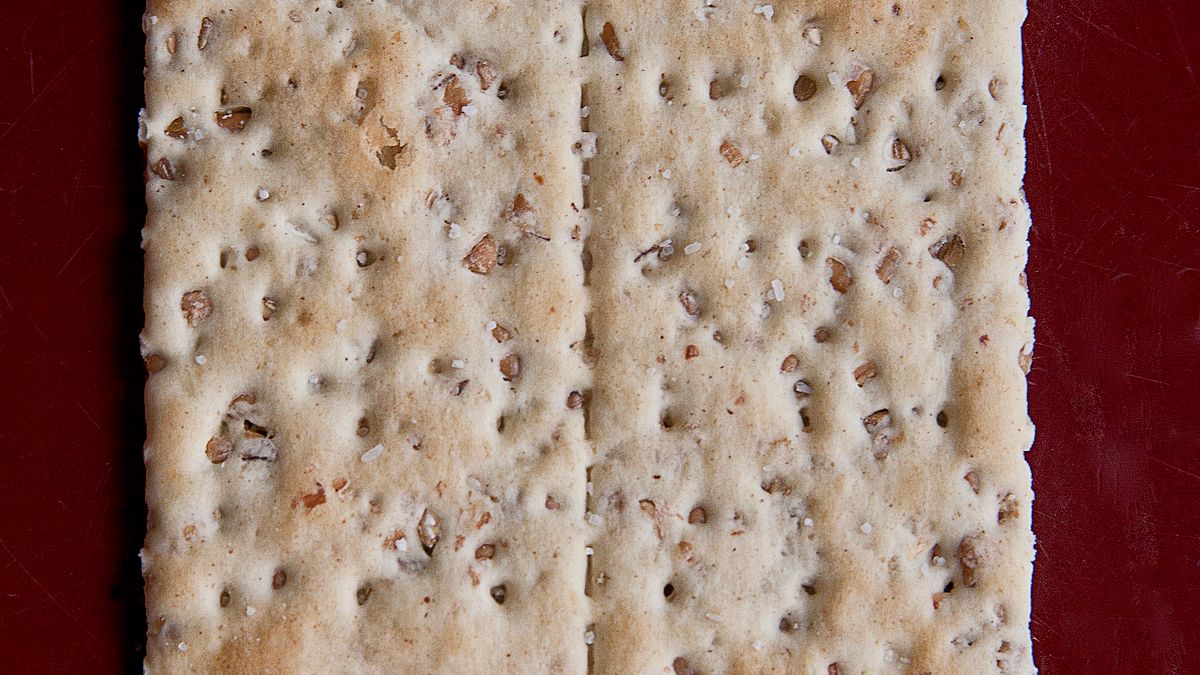 Pełnoziarniste i warzywne krakersy bezglutenowe ze skrobi kukurydzianej