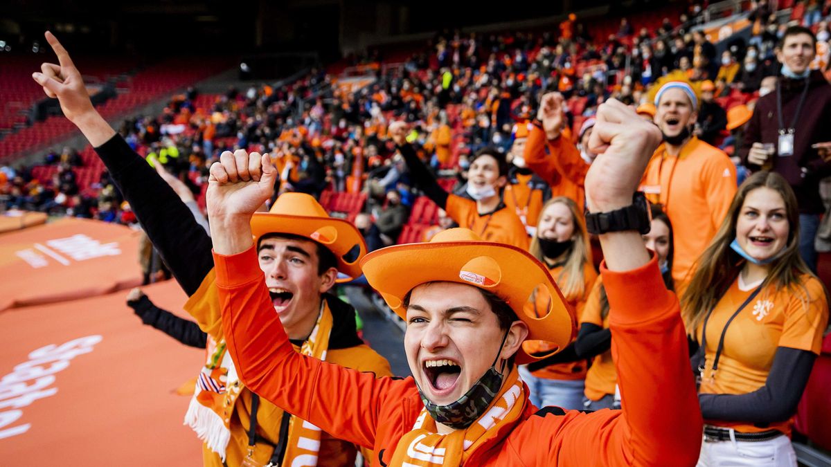 kibice reprezentacji Holandii na stadionie w Amsterdamie podczas meczu Holandia - Dania
