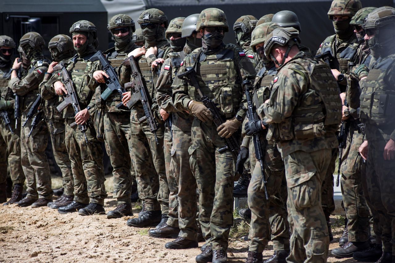 Zdaniem ekspertów, żołnierze nie zgadzają się na upolitycznianie armii