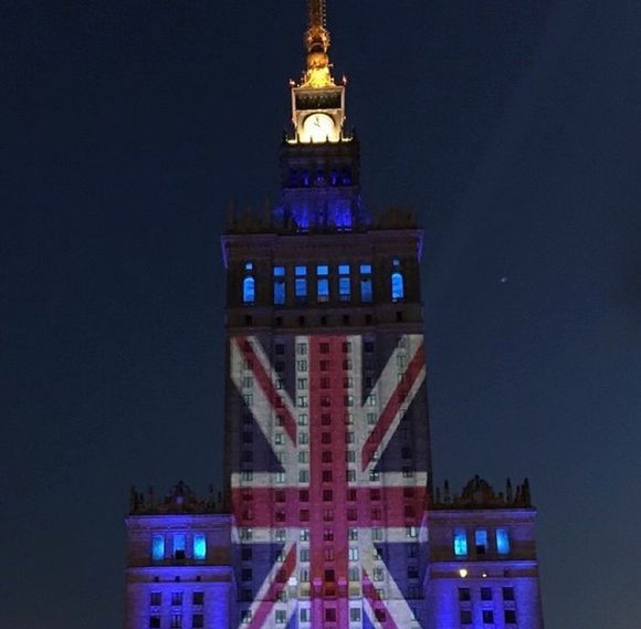 Podświetlono PKiN w barwach flagi Wielkiej Brytanii. HGW: "Brytyjczycy zostańcie w Unii"