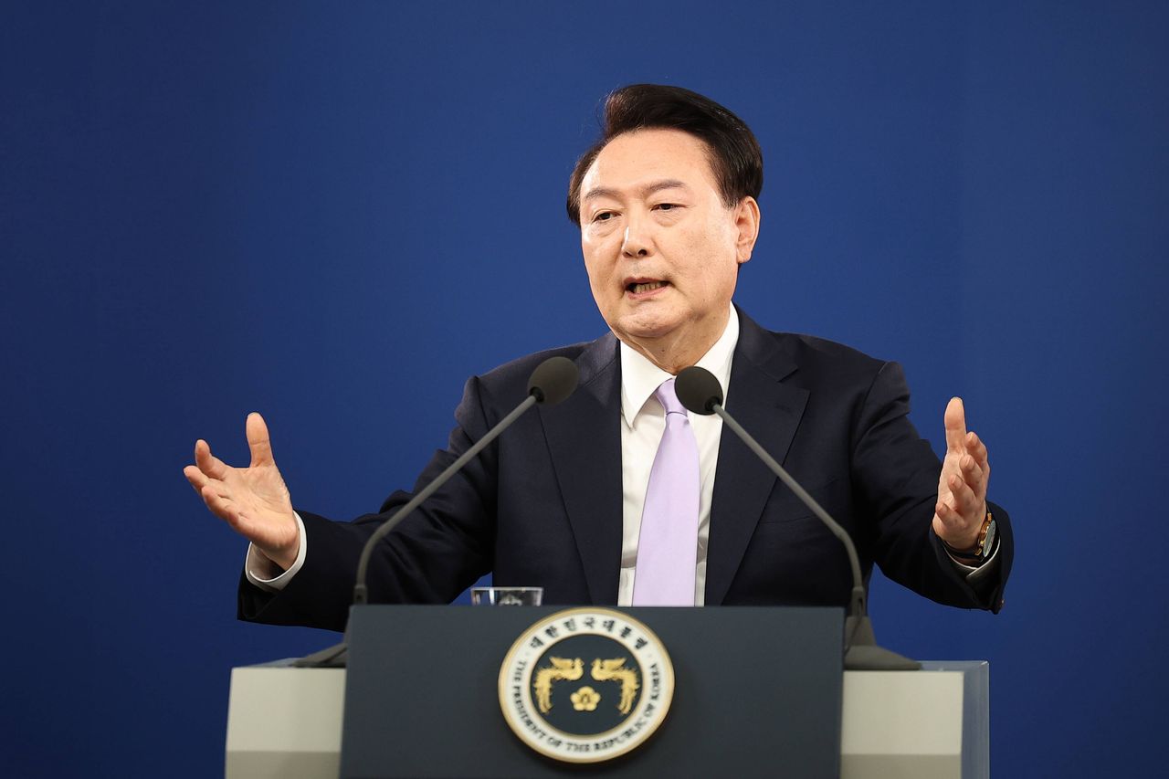 South Korea's political turmoil: New warrant for Yoon's arrest