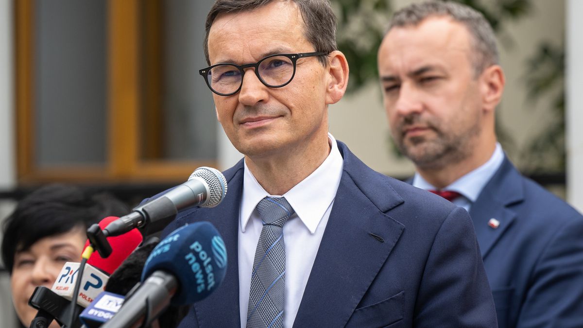 Mateusz Morawiecki
Lubie� Kujawski, 01.07.2024. Pose� PiS Mateusz Morawiecki (L) podczas konferencji prasowej przy Domu Seniora w Lubieniu Kujawskim, 1 bm. (jm) PAP/Tytus �mijewski
Tytus �mijewski
konferencja prasowa, partia, partii, PiS, polityk, polityka, spotkanie, konferencja konferencji, w lubieniu