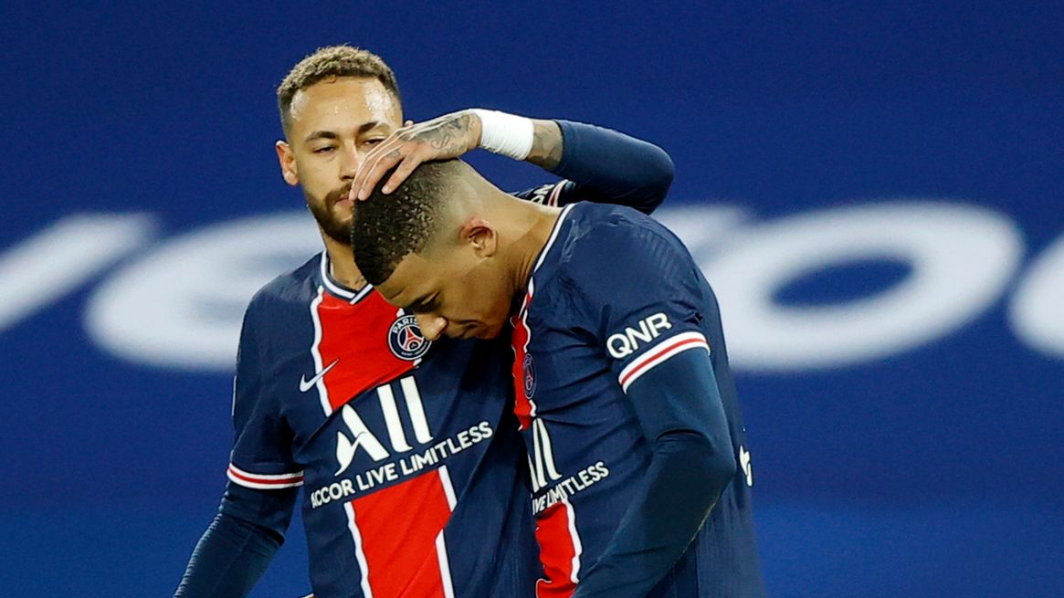 Neymar i  Kylian Mbappe cieszą się z gola