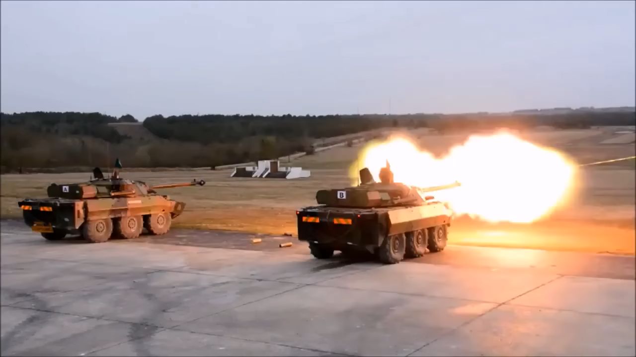 Wozy rozpoznawcze AMX-10 RCR podczas strzelań poligonowych.