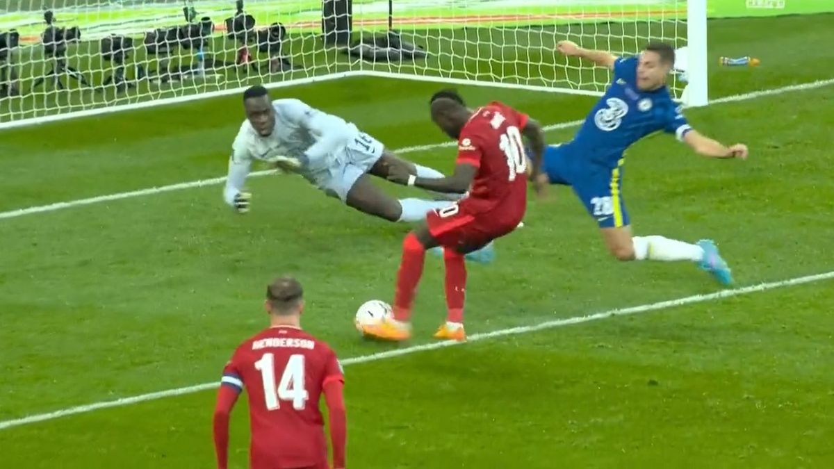 Mendy broni strzał Sadio Mane w finale Pucharu Ligi Angielskiej pomiędzy Liverpoolem i Chelsea