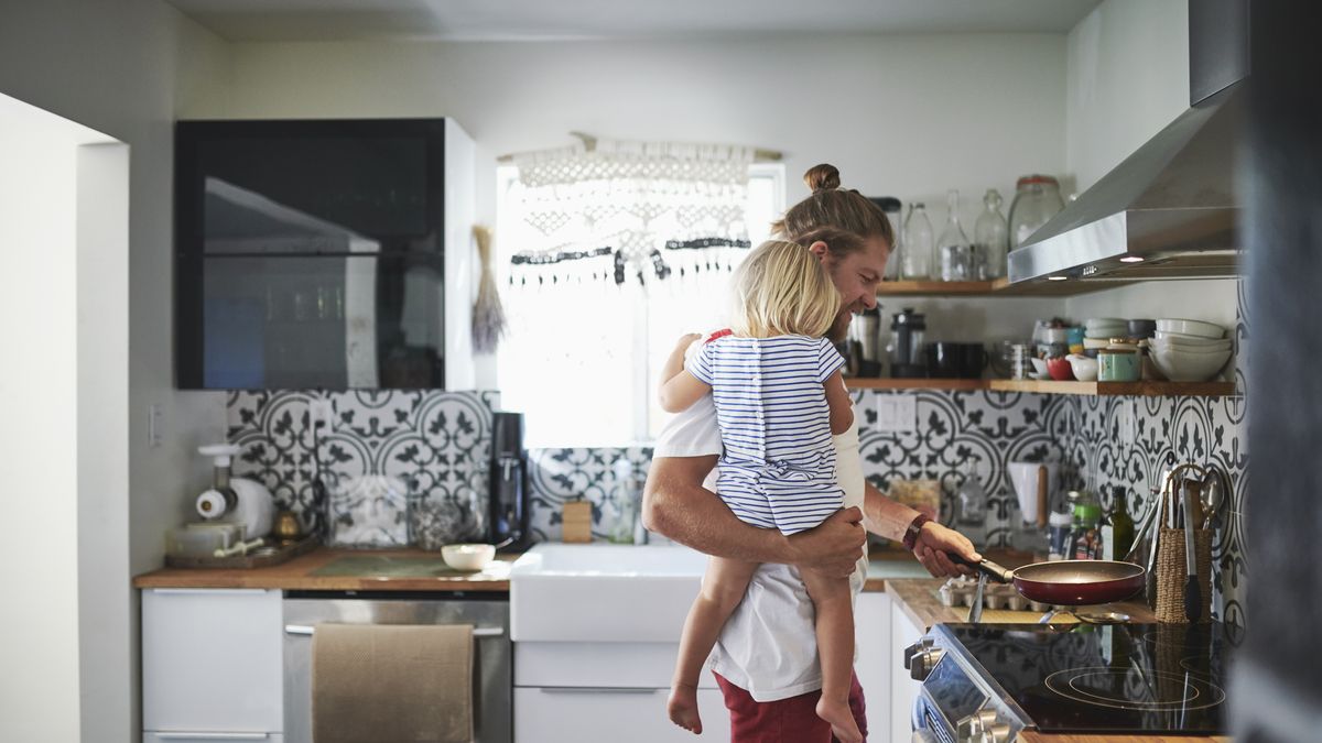 Coś się ruszyło, mężczyźni biorą coraz częściej urlop ojcowski 