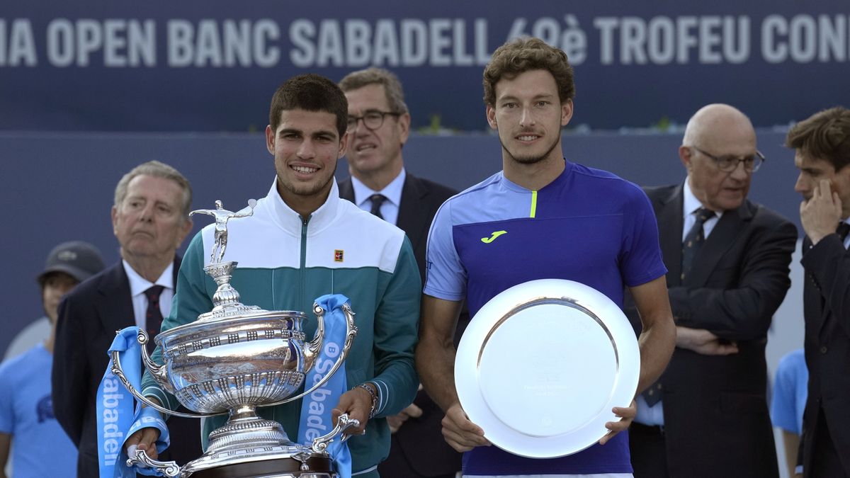 PAP/EPA / Alejandro Garcia / Na zdjęciu: Carlos Alcaraz i Pablo Carreno 