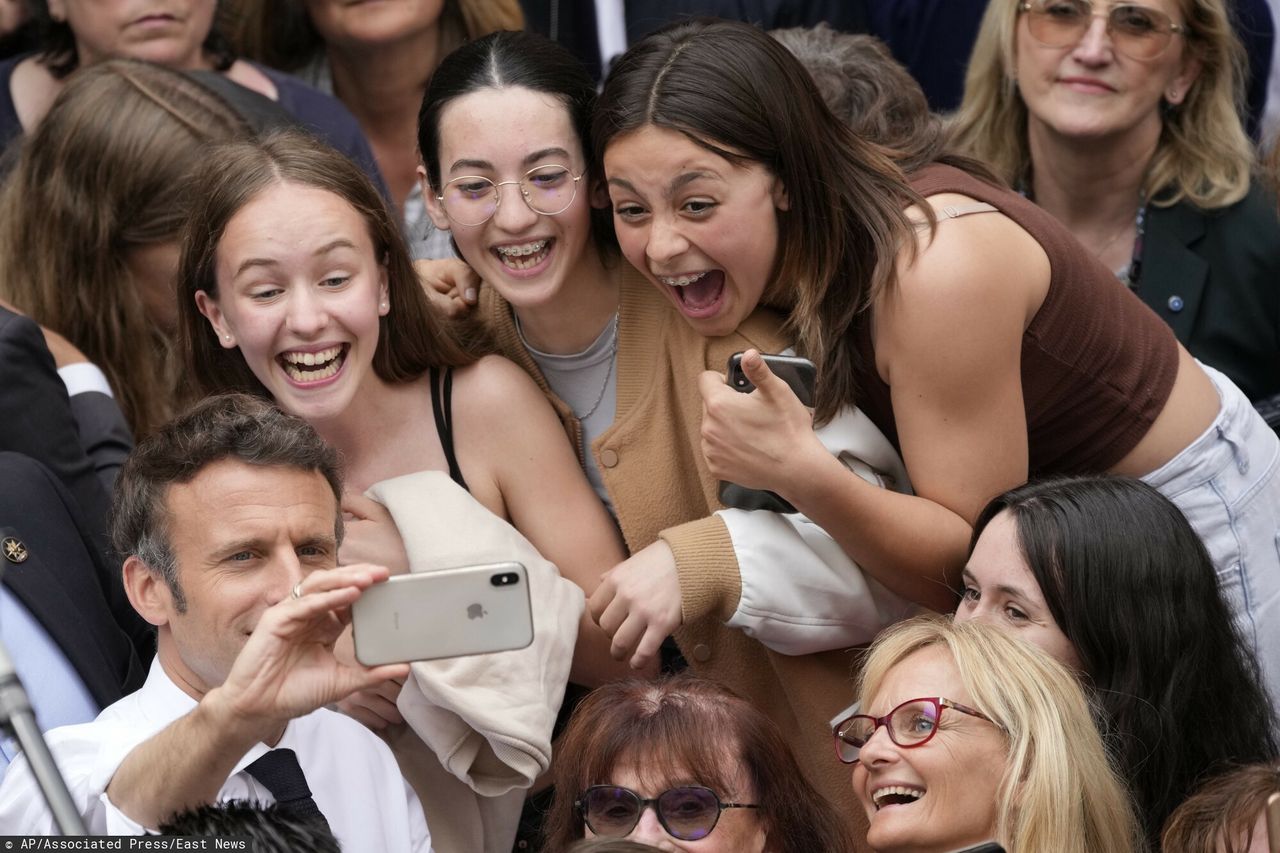 Prezydent Francji Emmanuel Macron robi selfie podczas spotkania ze swoimi zwolenniczkami w Figeac w południowo-zachodniej Francji