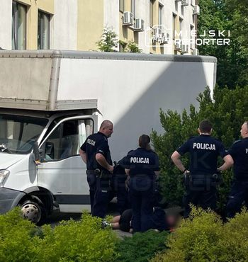 Staranował szlaban i wjechał w budynek sądu na Bemowie. Użył gazu wobec ochroniarza