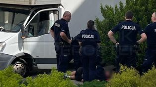 Staranował szlaban i wjechał w budynek sądu na Bemowie. Użył gazu wobec ochroniarza