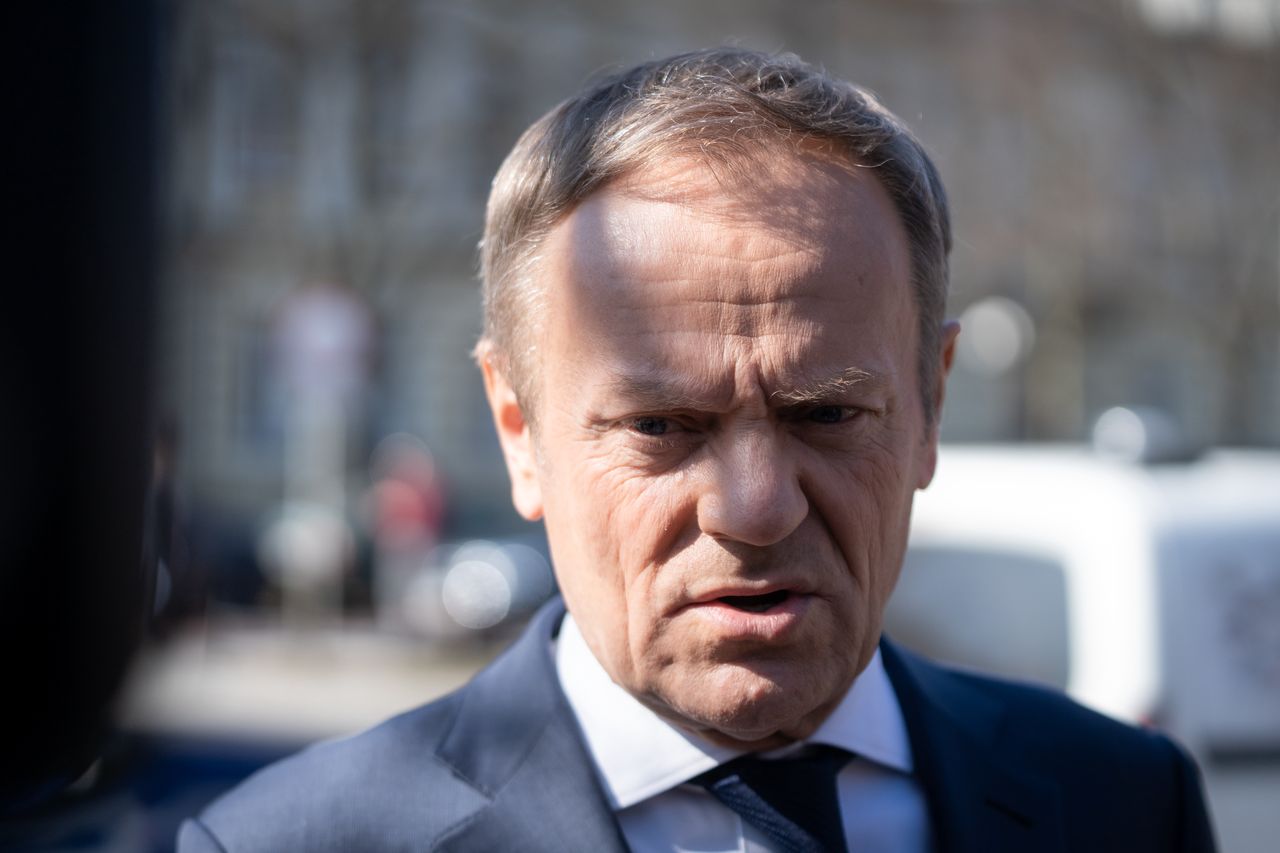 Donald Tusk skomentował okładkę prorządowego, węgierskiego dziennika ze swoim zdjęciem (Photo by Mateusz Wlodarczyk/NurPhoto via Getty Images)